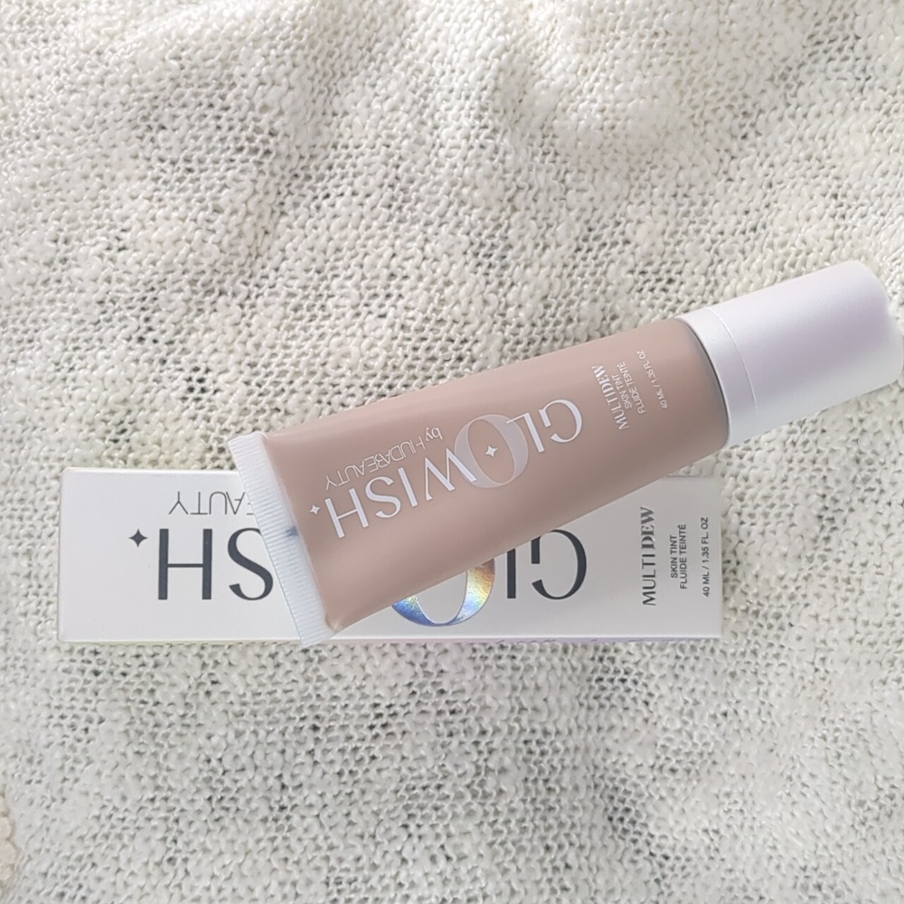 HUDA BEAUTY GloWish Multidew Skin Tint TAN LIGHT 07, 40ml/1.35fl oz - Picture 2 of 13